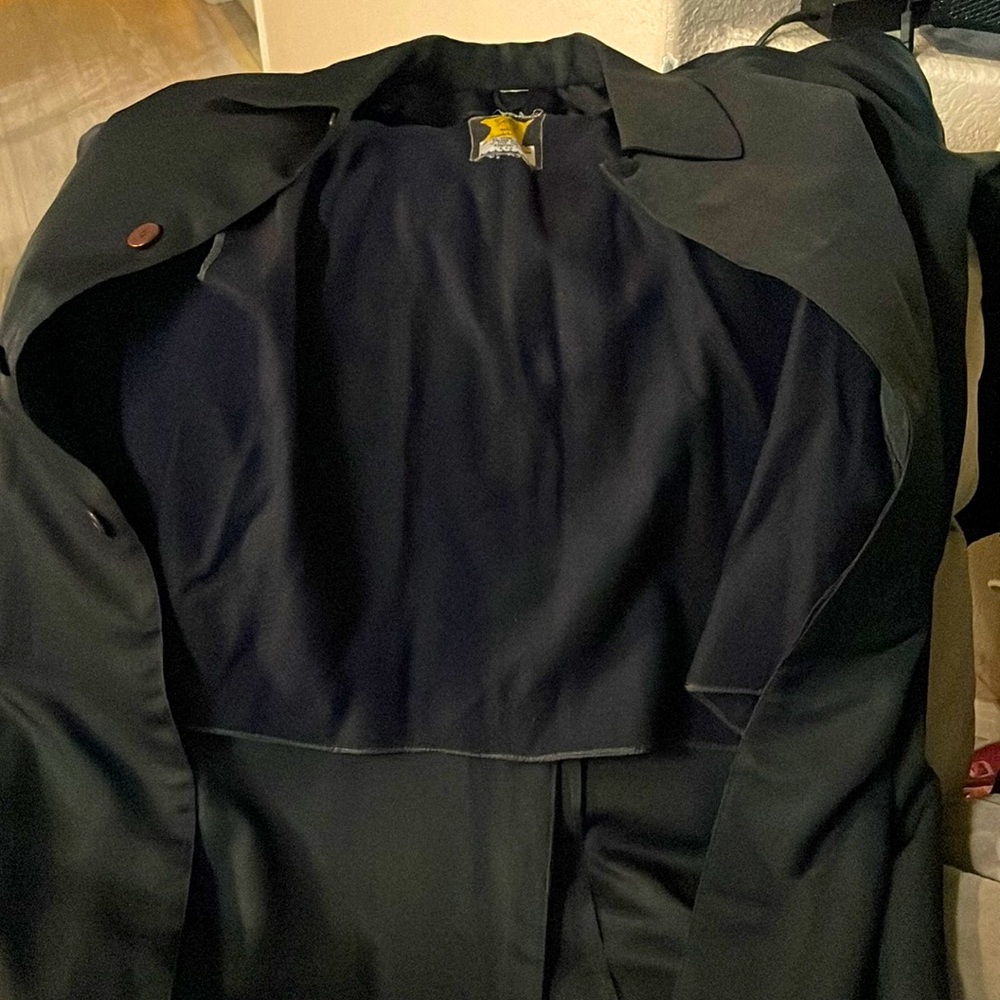 Black suit jacket with 2 external pockets and a thin wool lining.